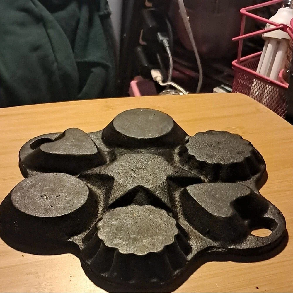 Vintage Cast Iron Heart Star Round Fluted Shapes Pan Cornbread Cookies Candy
